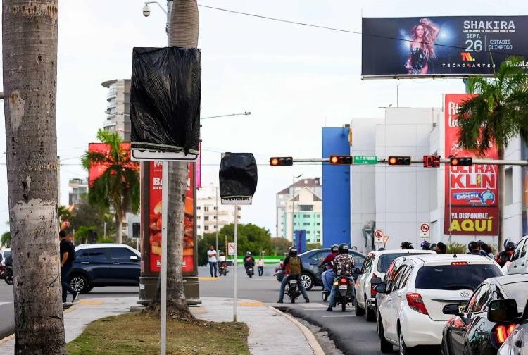 Los letreros "doblar en u" y "doblar a la izquierda" fueron tapados en la avenida winston churchill con 27 de febrero.