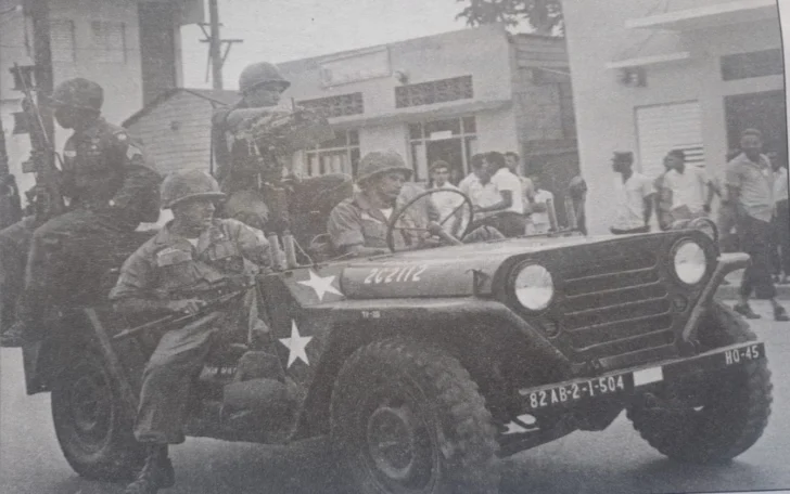 Revolución de Abril, 60 años después 1 Cañones de 105 mm montados en jeep.