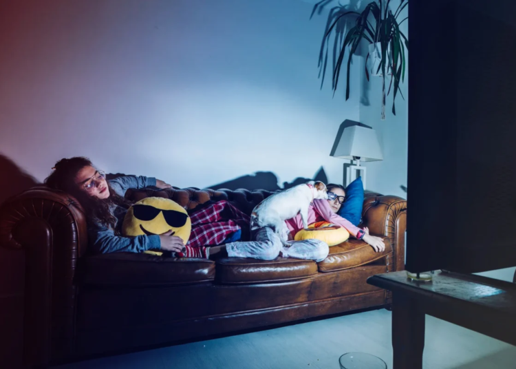 Dormir con la televisión encendida: un hábito que revela carencias emocionales y afecta la salud