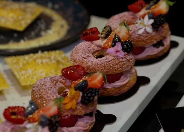 Alimentos dulces de consumo masivo con colorantes en un mostrador.