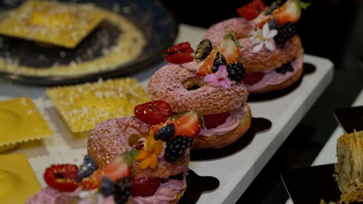 Alimentos dulces de consumo masivo con colorantes en un mostrador.