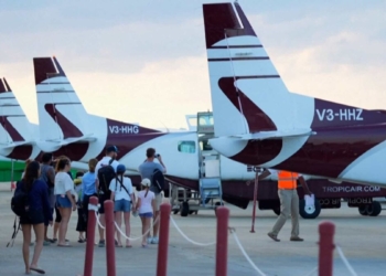 Pasajero armado intenta secuestrar avión en belice y es abatido por otro ocupante