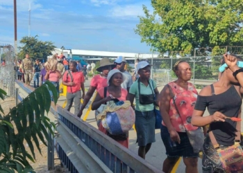 Cientos de haitianos regresan voluntariamente a su país
