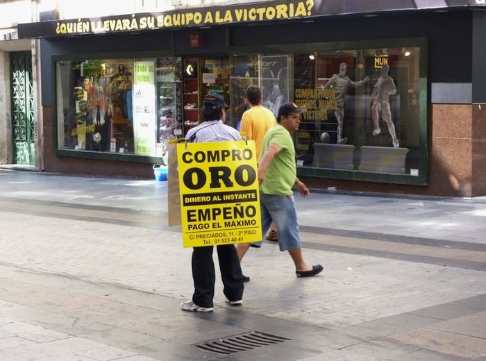 El oro alcanza récord histórico de 3,500 dólares la onza