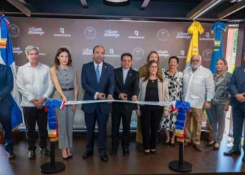 El presidente ejecutivo de banreservas, samuel pereyra; el rector magnífico de la pucmm, secilio espinal; kirshis de mondesert perelló, vicepresidente de servicios administrativos y tecnología de induban y noelia garcía de pereyra, presidenta del voluntariado banreservas, realizan el corte de cinta durante la inauguración del nuevo modelo de negocio denominado banreservas café.