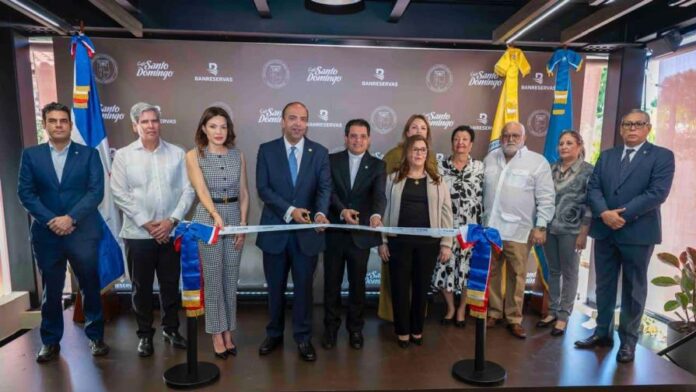 El presidente ejecutivo de Banreservas, Samuel Pereyra; el rector magnífico de la Pucmm, Secilio Espinal; Kirshis de Mondesert Perelló, vicepresidente de Servicios Administrativos y Tecnología de Induban y Noelia García de Pereyra, presidenta del Voluntariado Banreservas, realizan el corte de cinta durante la inauguración del nuevo modelo de negocio denominado Banreservas Café.