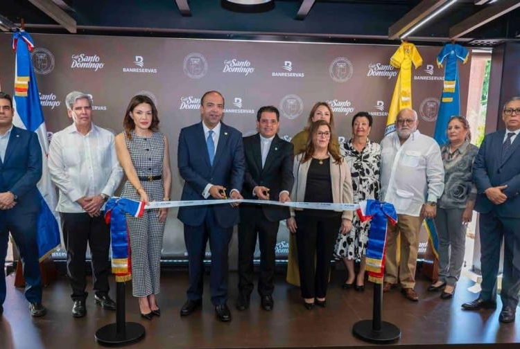 El presidente ejecutivo de Banreservas, Samuel Pereyra; el rector magnífico de la Pucmm, Secilio Espinal; Kirshis de Mondesert Perelló, vicepresidente de Servicios Administrativos y Tecnología de Induban y Noelia García de Pereyra, presidenta del Voluntariado Banreservas, realizan el corte de cinta durante la inauguración del nuevo modelo de negocio denominado Banreservas Café.