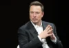 Elon Musk reaccionando en una rueda de prensa o un montaje con el logo de The New York Times.