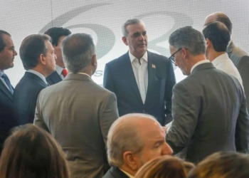 Al centro, el presidente de la república, luis abinader, quien conversó con los empresarios en la activida de la aird. En este evento se conversó sobre aranceles.