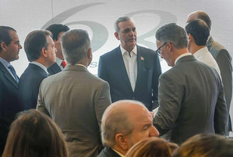 Al centro, el presidente de la República, Luis Abinader, quien conversó con los empresarios en la activida de la AIRD. En este evento se conversó sobre aranceles.