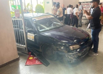 Carro público se estrella contra la terminal 1 del teleférico de santiago