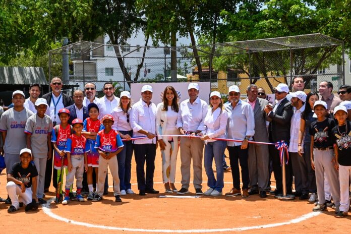 1. El presidente ejecutivo Banreservas, Samuel Pereyra, corta la cinta inaugural del remozado Play Municipal Liga Los Restaurados. Le acompaña el ministro de Deportes, Kelvin Cruz; la alcaldesa del Distrito Nacional, Carolina Mejía; diputados, regidores, ejecutivos de la entidad financiera, deportistas y comunitarios.