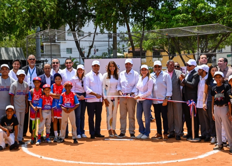 1. El presidente ejecutivo Banreservas, Samuel Pereyra, corta la cinta inaugural del remozado Play Municipal Liga Los Restaurados. Le acompaña el ministro de Deportes, Kelvin Cruz; la alcaldesa del Distrito Nacional, Carolina Mejía; diputados, regidores, ejecutivos de la entidad financiera, deportistas y comunitarios.