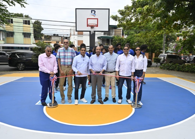Inauguración de la cancha Camila Henríquez por Banreservas en Mirador Norte, con Samuel Pereyra, Kelvin Cruz, Rafael Uribe y deportistas.