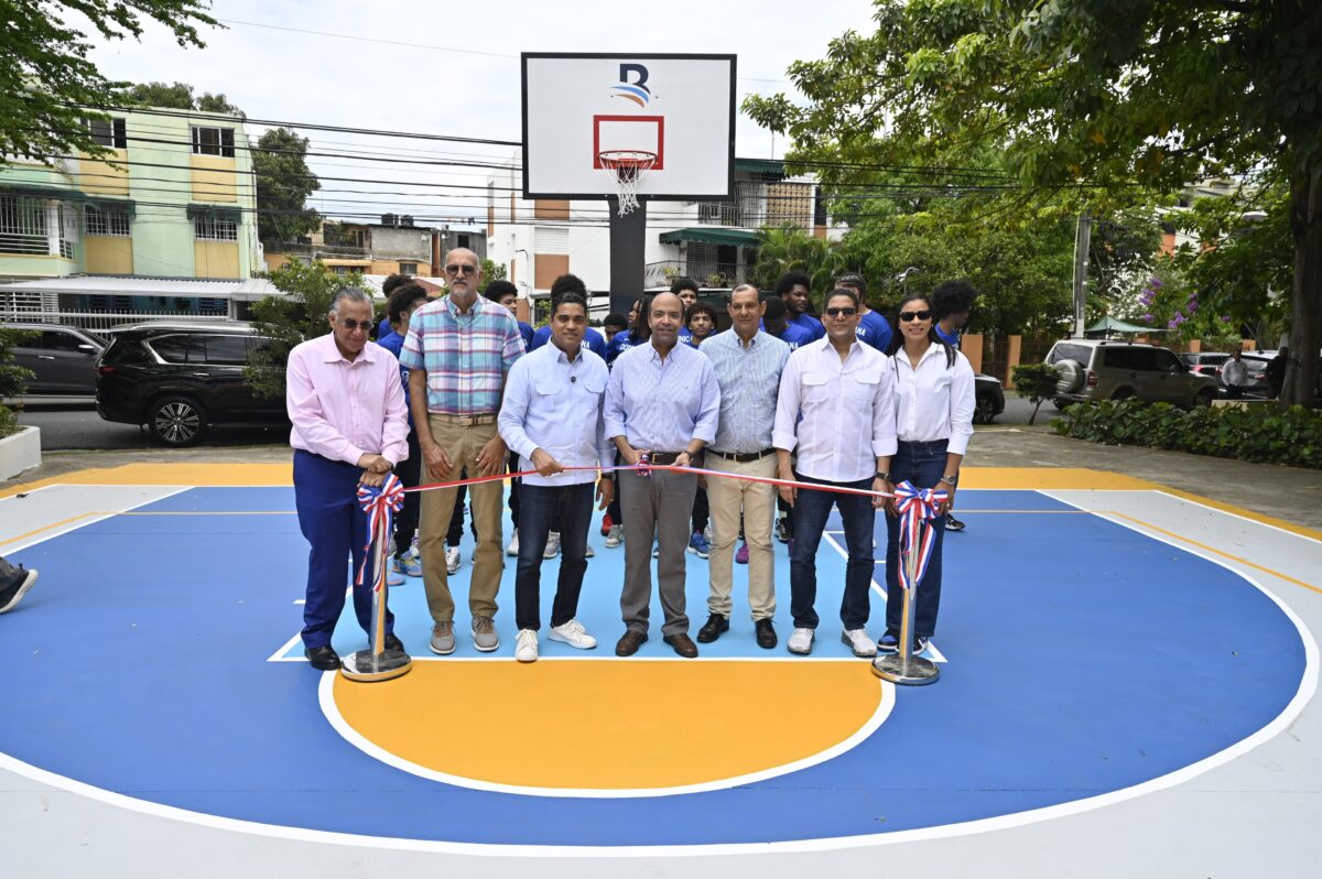 Inauguración de la cancha Camila Henríquez por Banreservas en Mirador Norte, con Samuel Pereyra, Kelvin Cruz, Rafael Uribe y deportistas.