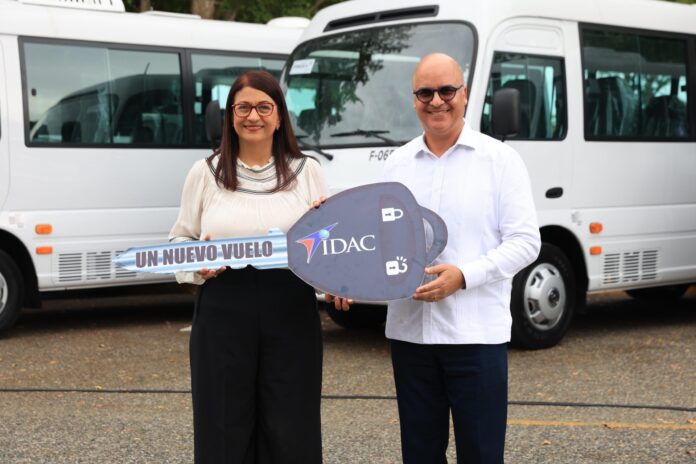 Foto 1. Igor Rodríguez Durán, director general del IDAC junto a la directora de Recursos Humanos Maribel López durante la entrega de siete nuevos autobuses para el transporte de los colaboradores de la inst