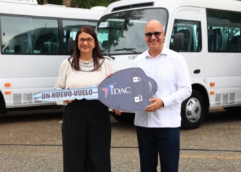 Foto 1. Igor rodríguez durán, director general del idac junto a la directora de recursos humanos maribel lópez durante la entrega de siete nuevos autobuses para el transporte de los colaboradores de la inst