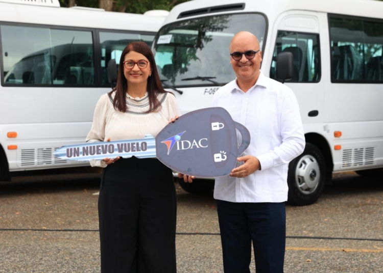 Foto 1. Igor Rodríguez Durán, director general del IDAC junto a la directora de Recursos Humanos Maribel López durante la entrega de siete nuevos autobuses para el transporte de los colaboradores de la inst