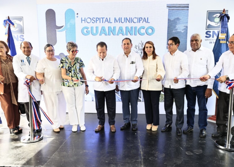Ministro Paliza y Dr. Mario Lama en inauguración Hospital Guananico Puerto Plata