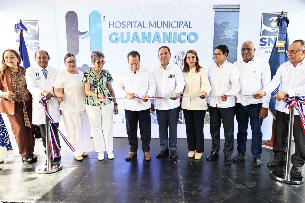 Ministro Paliza y Dr. Mario Lama en inauguración Hospital Guananico Puerto Plata