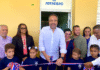 El director ejecutivo del Instituto Nacional de Educación Física (INEFI), Alberto Rodríguez, corta la cinta para dejar inaugurada la cuarta sala de psicomotricidad en Jarabaco.png