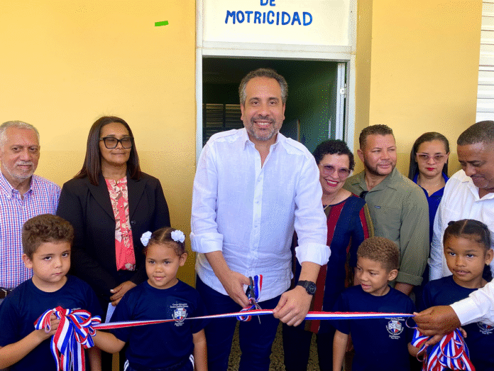 El director ejecutivo del Instituto Nacional de Educación Física (INEFI), Alberto Rodríguez, corta la cinta para dejar inaugurada la cuarta sala de psicomotricidad en Jarabaco.png