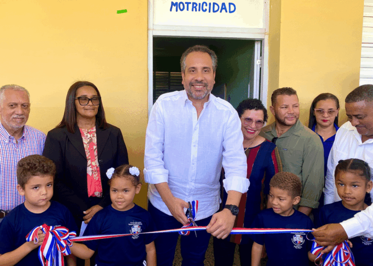 El director ejecutivo del Instituto Nacional de Educación Física (INEFI), Alberto Rodríguez, corta la cinta para dejar inaugurada la cuarta sala de psicomotricidad en Jarabaco.png
