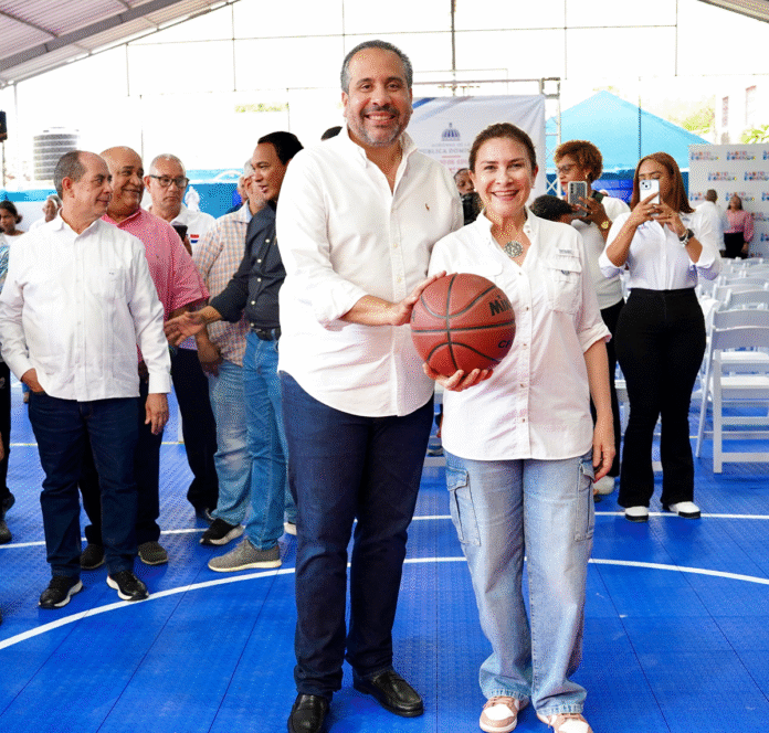 El director del INEFI, Alberto Rodríguez Mella, y la alcaldesa Carolina Mejía, junto a funcionarios en el remozado Club Ramón del Orbe en Los Praditos.