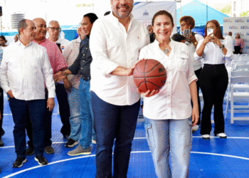 El director del inefi, alberto rodríguez mella, y la alcaldesa carolina mejía, junto a funcionarios en el remozado club ramón del orbe en los praditos.