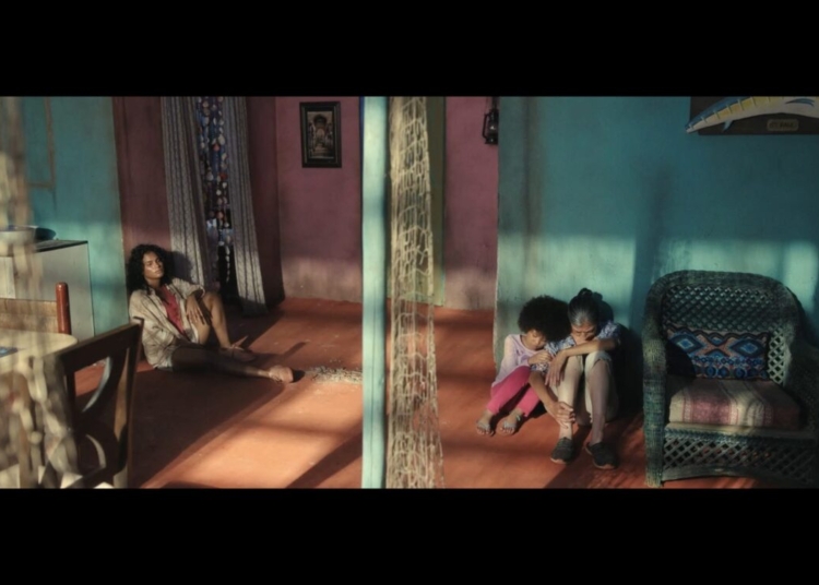 Afiche promocional de la película madre: a dos centímetros de ti