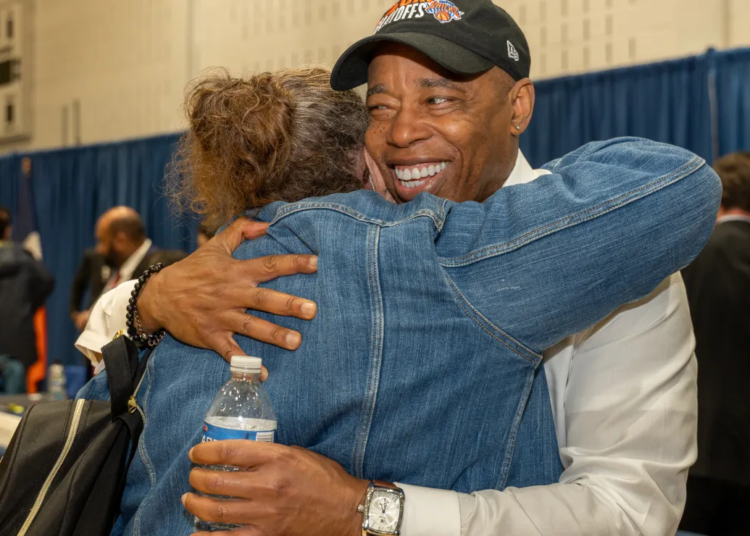El alcalde Adams estrenó el centro económico y de servicios sociales en Broadway Junction