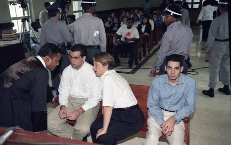 Caso Llenas Aybar: 29 años de un crimen y un asesino próximo a salir libre 2 Moliné Rodríguez y Redondo Llenas durante el juicio, junto a Norah Llenas, madre del victimario y tía de la víctima.