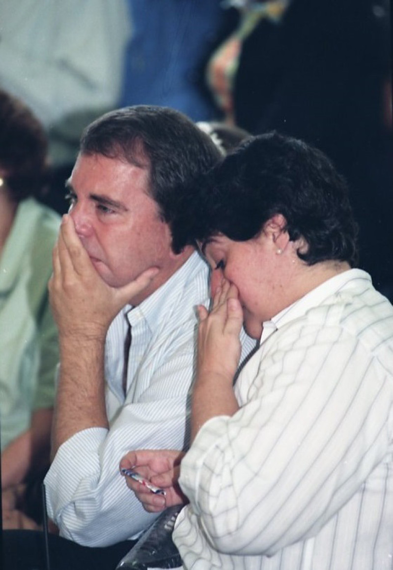 Caso Llenas Aybar: 29 años de un crimen y un asesino próximo a salir libre 3 Los padres del niño asesinado, Rafael Llenas e Ileana Aybar se consuelan mutuamente durante el juicio.
