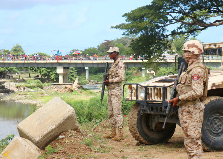 Gobierno dice no detener deportaciones y empresarios piden plan para regularizar haitianos