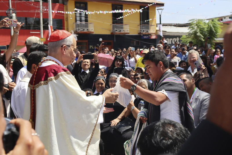 En esta foto difundida por la Diócesis de Chulucanas, el obispo Robert Prevost preside la celebración del aniversario de la Diócesis en Chulucanas, Perú, el 12 de agosto de 2024. (Diócesis de Chulucanas vía AP)AP