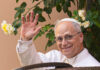 El papa León XIV sale de la Curia General de la Orden de San Agustín en Roma, el martes 13 de mayo de 2025.
