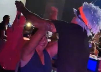 Casi acuchillan al payaso por hacer striptease en fiesta familiar