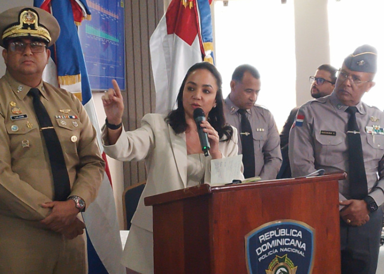 La ministra faride raful habla a la prensa tras reunión del plan de seguridad ciudadana.