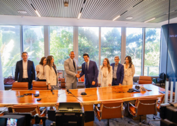 El ministro de turismo, david collado, y el ex astro de grandes ligas, alex rodríguez.