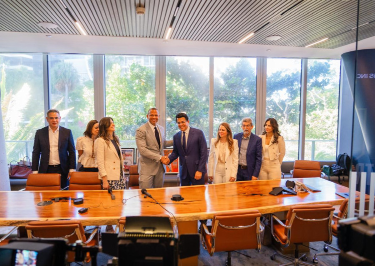 El ministro de Turismo, David Collado, y el ex astro de Grandes Ligas, Alex Rodríguez.