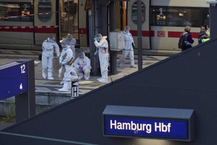Estación central de tren de Hamburgo tras apuñalamiento, con presencia policial