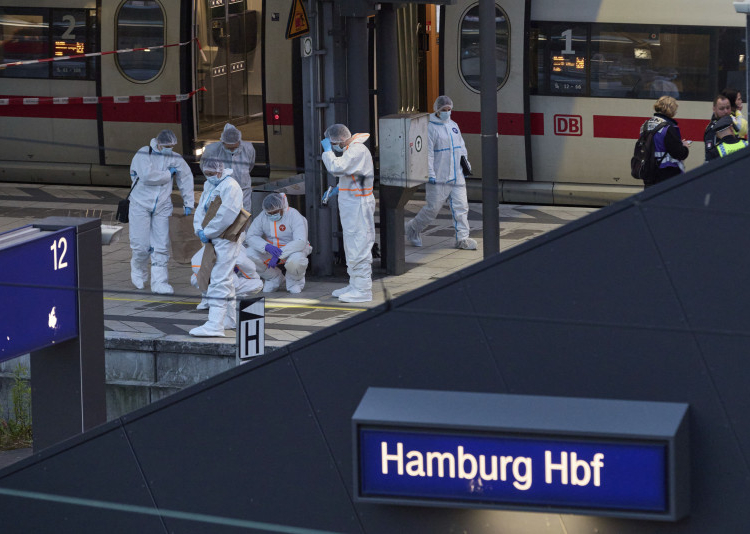 Estación central de tren de hamburgo tras apuñalamiento, con presencia policial