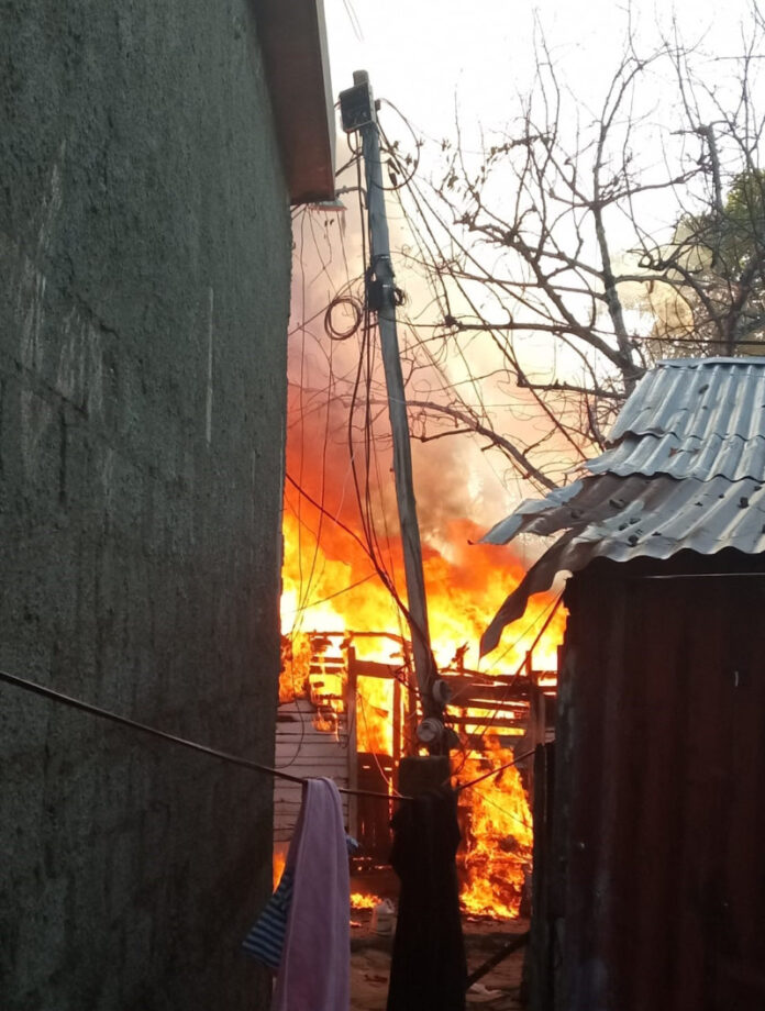 Restos de una vivienda incendiada en Gaspar Hernández