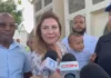 Alcaldesa Carolina Mejía conversando con ciudadanos en el Cementerio Máximo Gómez