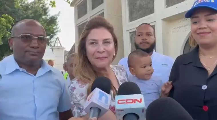 Alcaldesa Carolina Mejía conversando con ciudadanos en el Cementerio Máximo Gómez