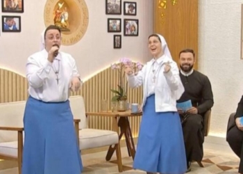 Las hermanas Marizele Cassiano y Marisa de Paula haciendo beatbox y bailando en un programa de televisión.