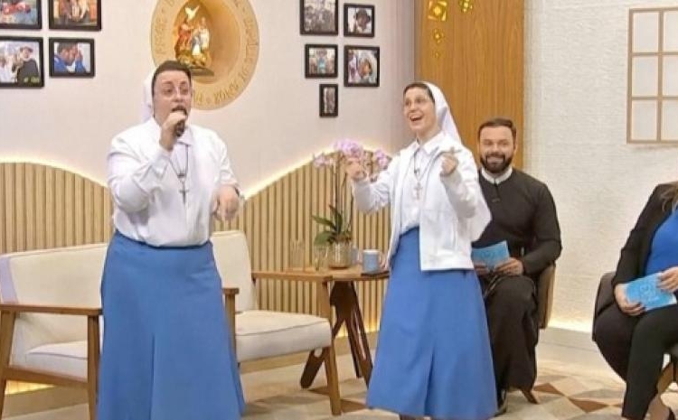 Las hermanas Marizele Cassiano y Marisa de Paula haciendo beatbox y bailando en un programa de televisión.