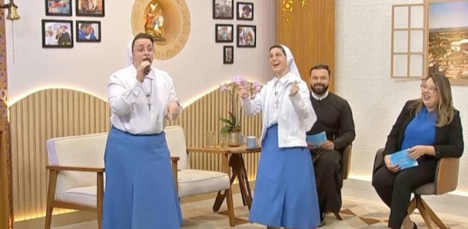 Las hermanas Marizele Cassiano y Marisa de Paula haciendo beatbox y bailando en un programa de televisión.