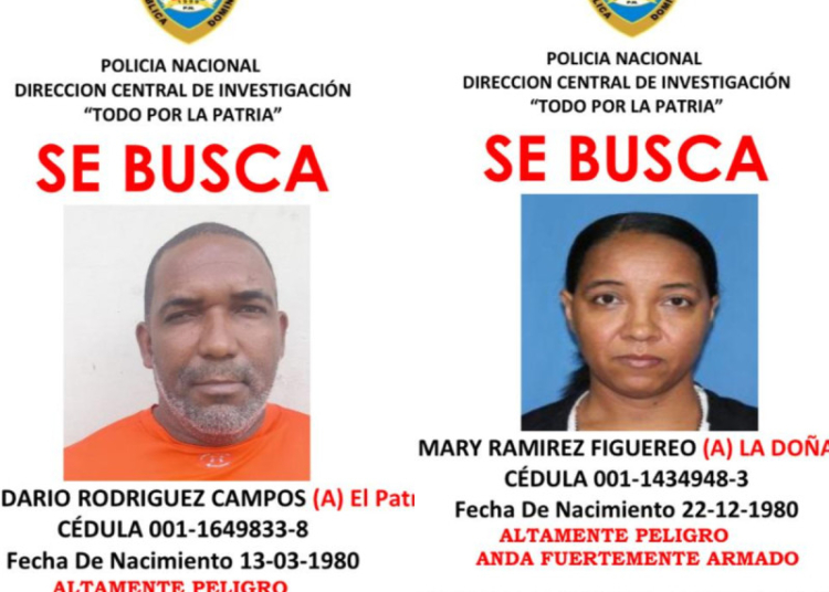 Agentes de la Policía Nacional con patrullas, simbolizando la búsqueda de delincuentes, en un contexto de seguridad ciudadana