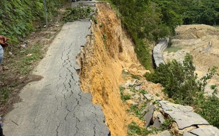 ramo de carretera colapsado en San Cristóbal, con equipos de EGEHID trabajando para reparar la vía y colocar señalización.